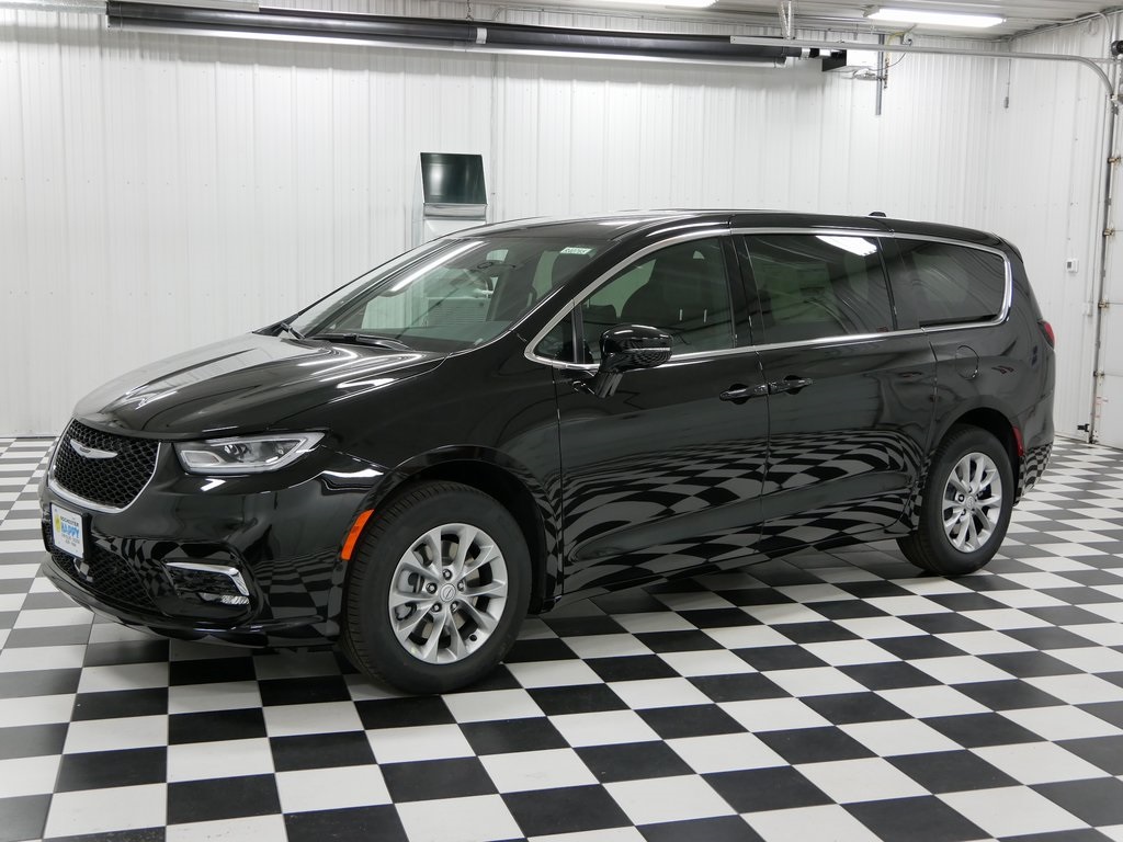 2026 Chrysler Pacifica photo 4