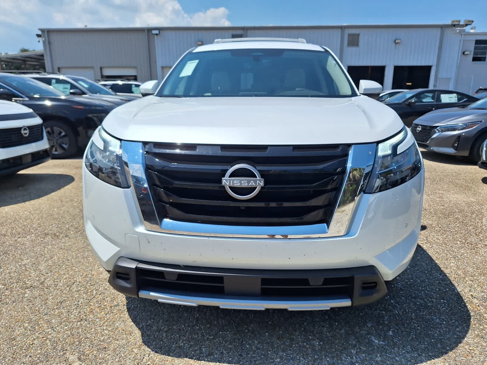 2025 Nissan Pathfinder SL photo 8