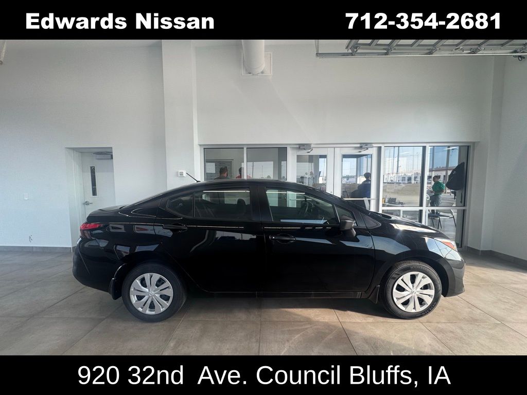 2025 Nissan Versa S's photo