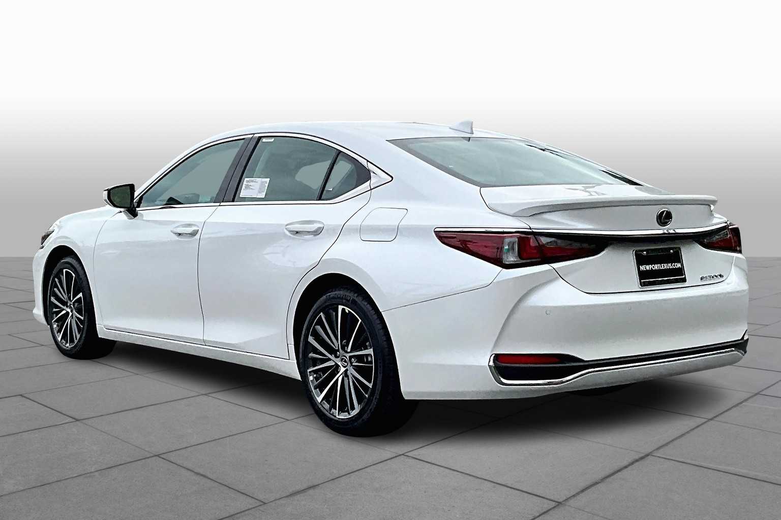 2025 Lexus ES 300h photo 7