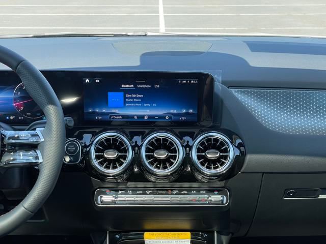 2025 Mercedes Benz GLA 250 photo 4