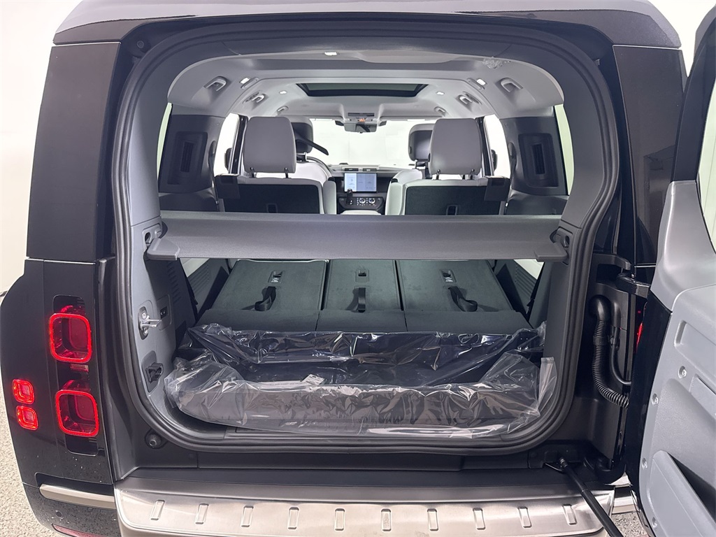 2025 Land Rover Defender 130 X-Dynamic SE photo 18