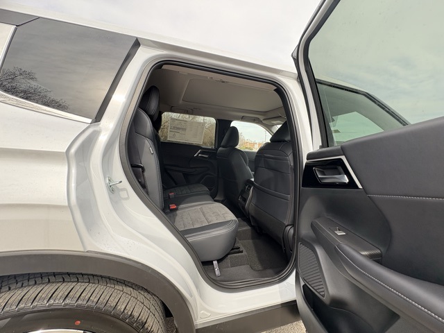 2025 Mitsubishi Outlander PHEV SE photo 13