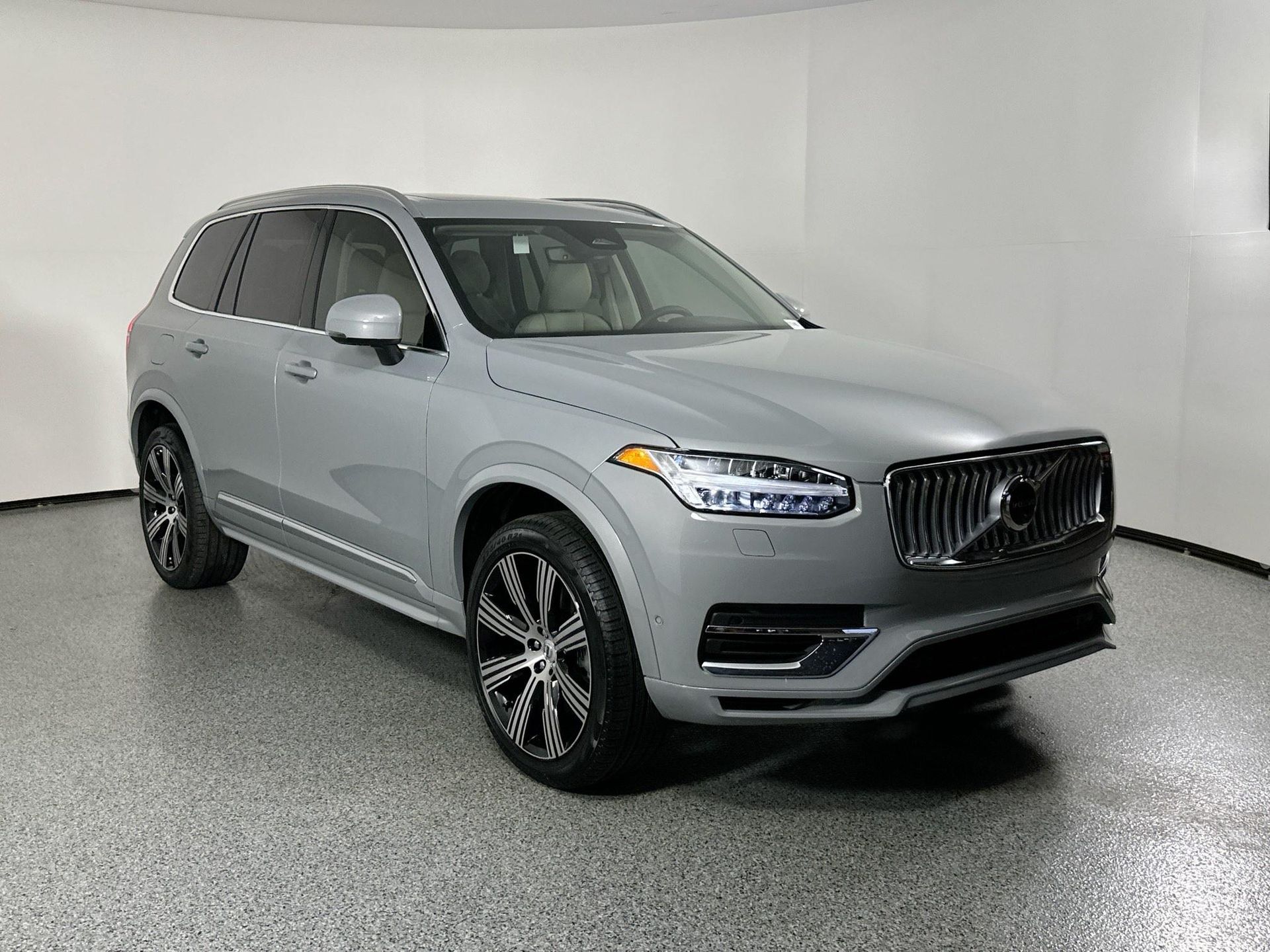 2025 Volvo XC90 T8 AWD Plus photo 3