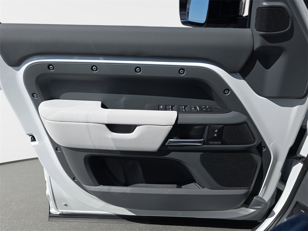 2025 Land Rover Defender 130 X-Dynamic SE photo 26