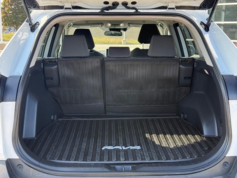 2023 Toyota RAV4 XLE photo 8