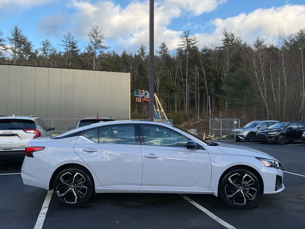 2025 Nissan Altima 2.5 SR photo 8