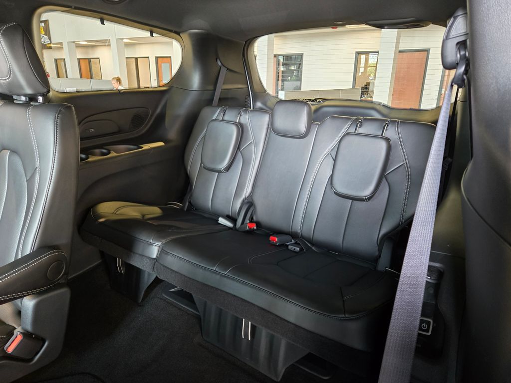 2025 Chrysler Pacifica photo 23