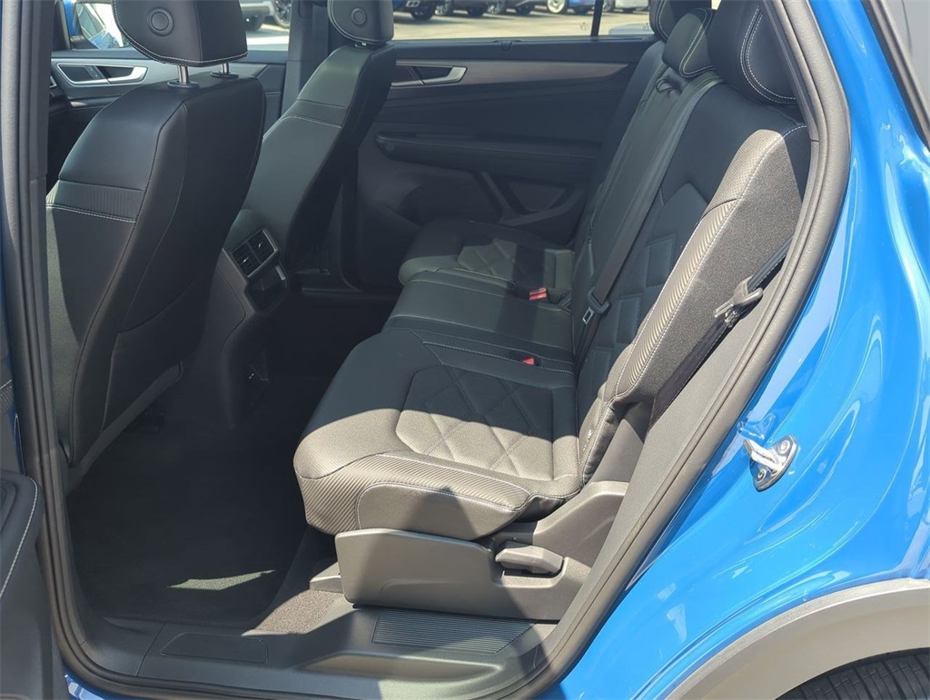 2025 Volkswagen Atlas Cross Sport SEL R-Line photo 18