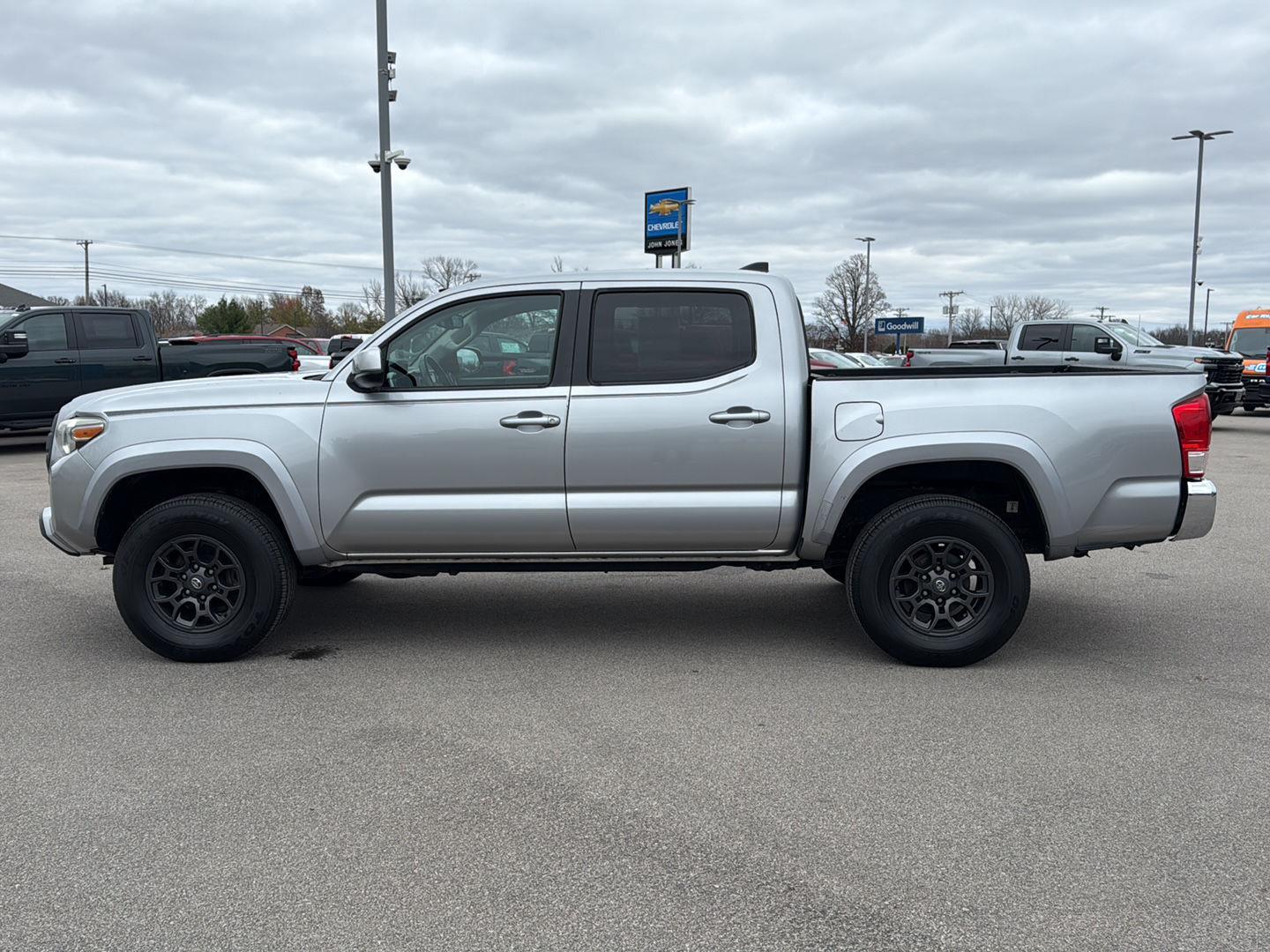 2017 Toyota Tacoma SR5 V6 photo 3