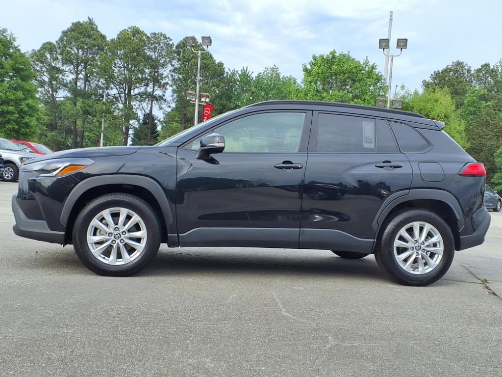 2022 Toyota Corolla Cross LE photo 2