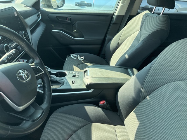 2023 Toyota Highlander LE photo 2