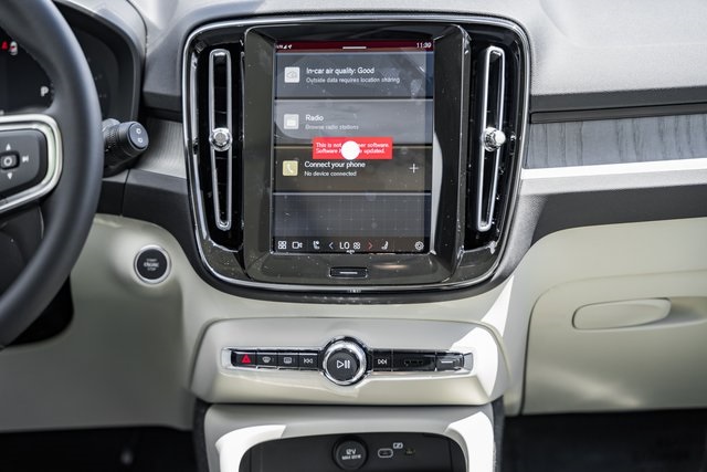 2025 Volvo XC40 Plus photo 17