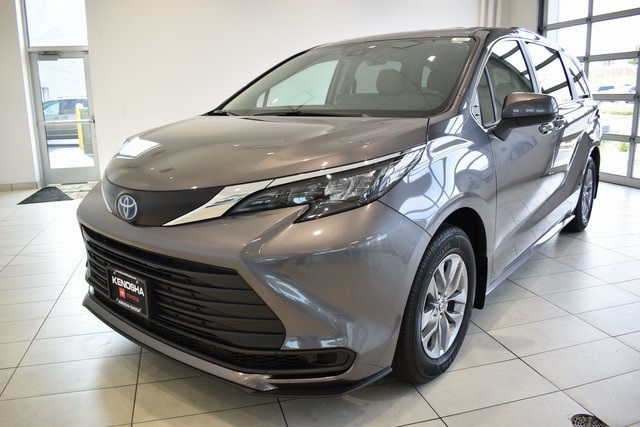 2024 Toyota Sienna LE photo 4