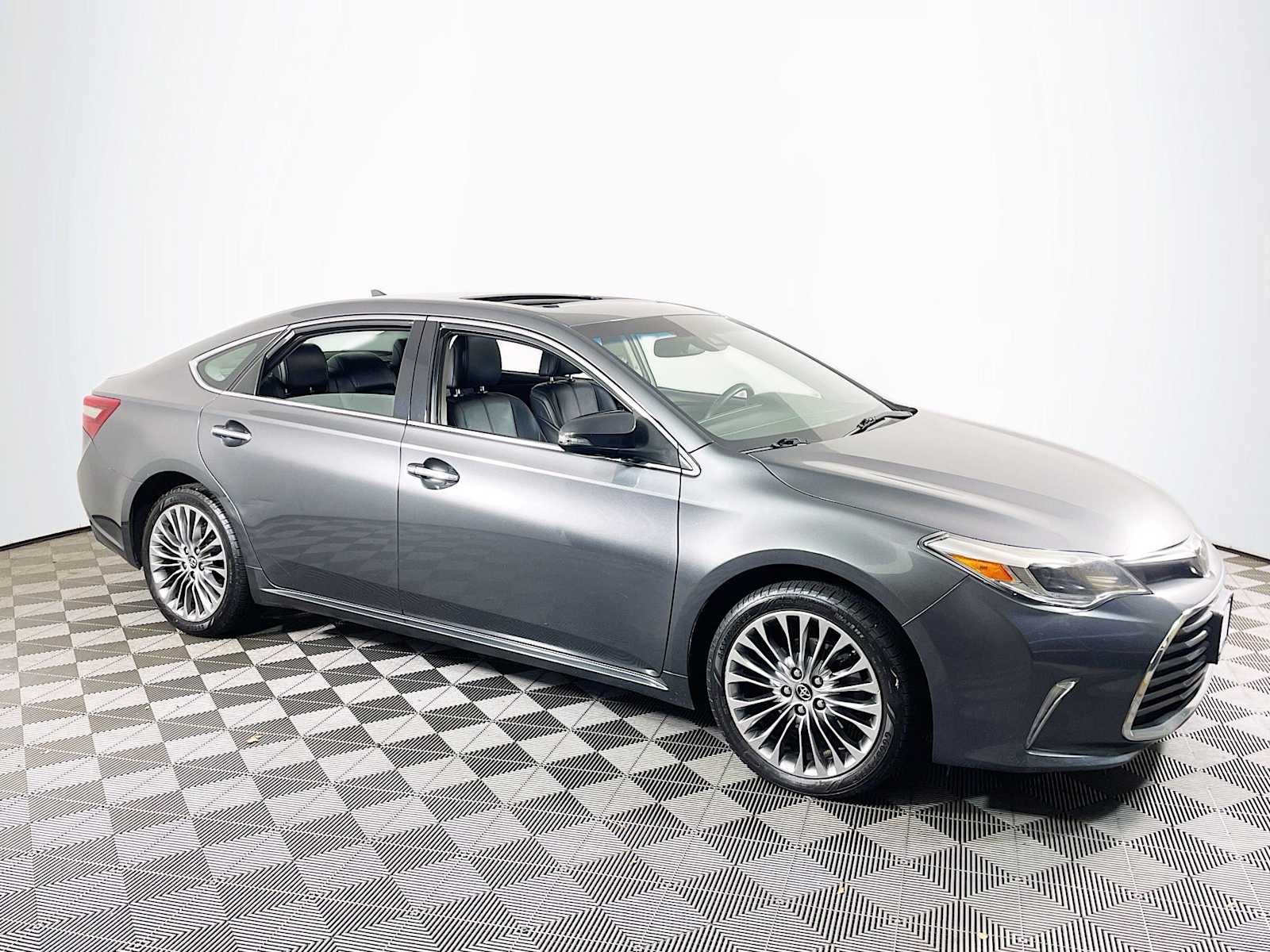 2016 Toyota Avalon Limited photo 3