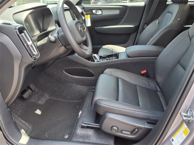 2026 Volvo XC40 Plus photo 6
