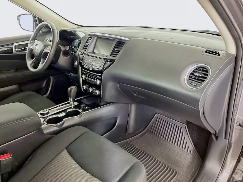 2017 Nissan Pathfinder SV photo 28