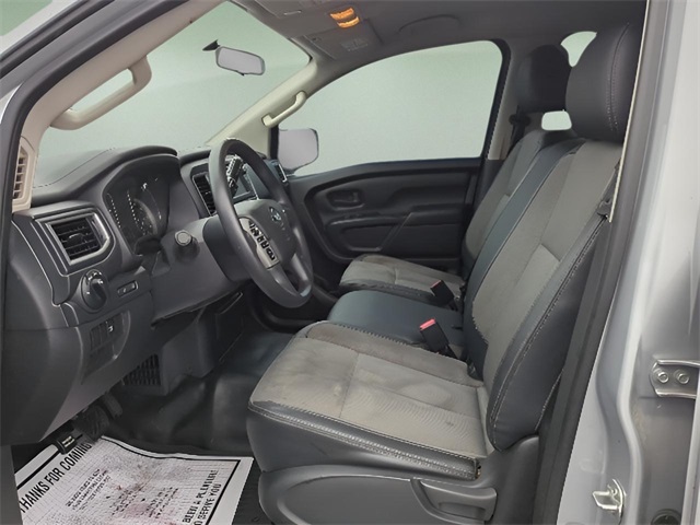 2019 Nissan Titan S Crew Cab photo 8