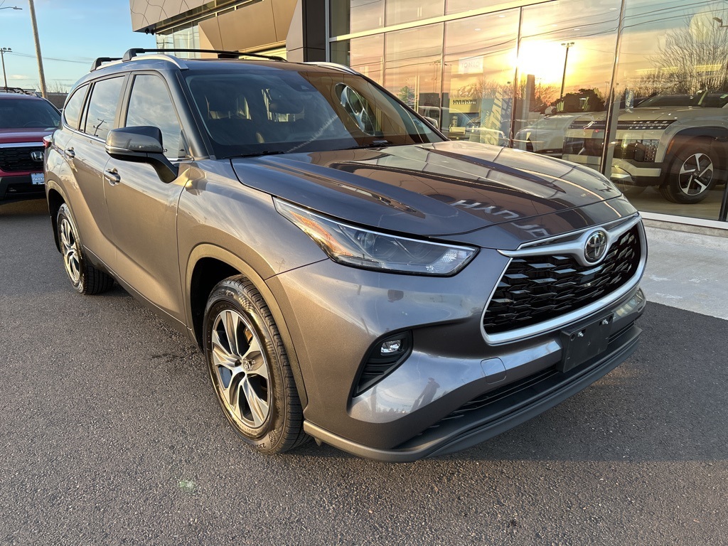 2023 Toyota Highlander L photo 3