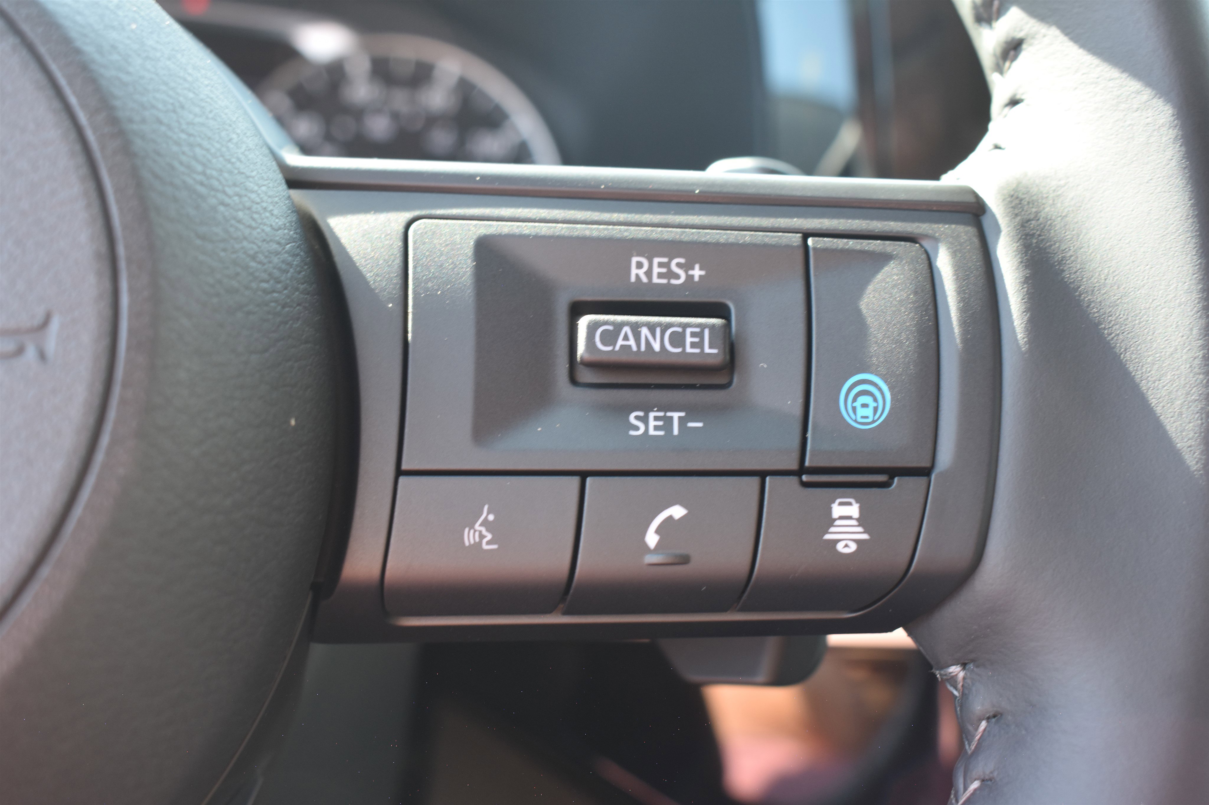 2025 Nissan Pathfinder SV photo 6