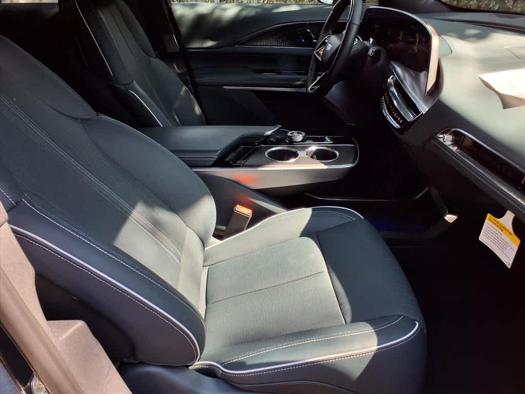 2024 Cadillac Lyriq Luxury photo 8