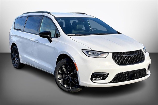 2026 Chrysler Pacifica Select's photo