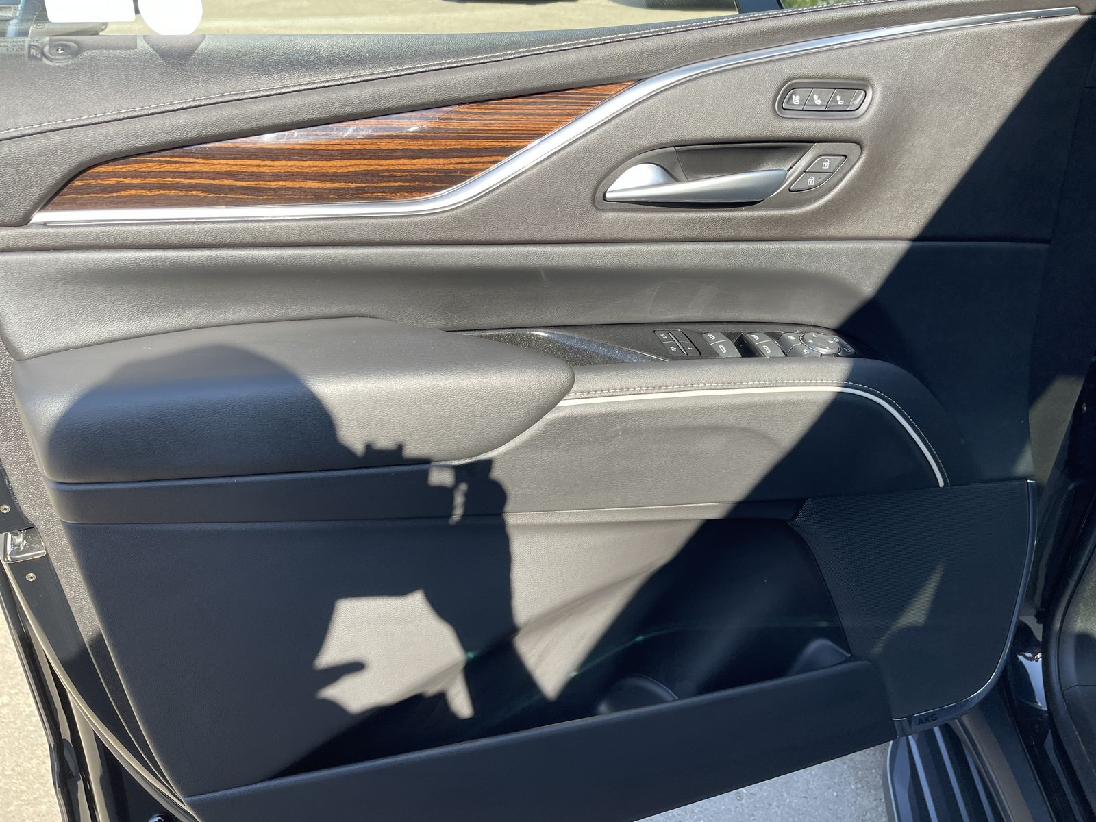 2022 Cadillac Escalade ESV Premium Luxury photo 2