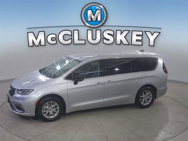 2024 Chrysler Pacifica Touring L's photo