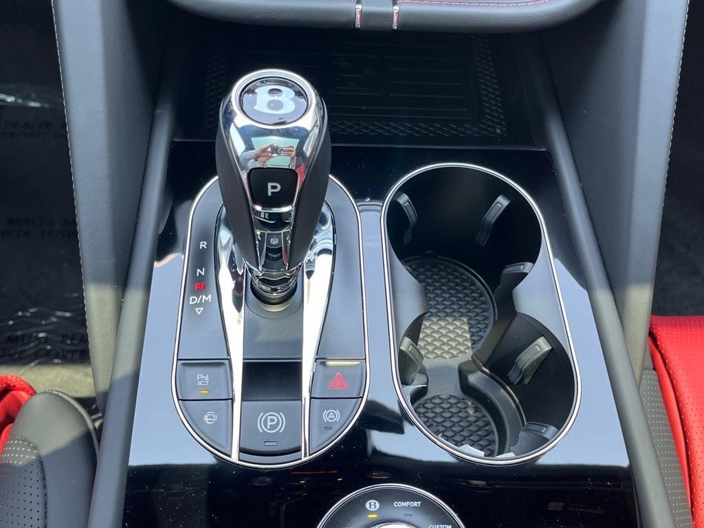 2024 Bentley Bentayga V8 photo 8