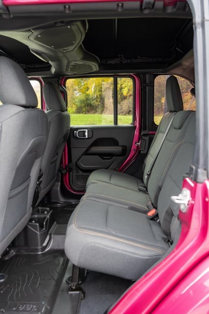 2024 Jeep Wrangler Sahara photo 4