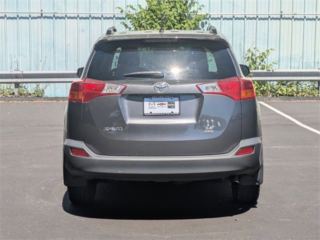 2015 Toyota RAV4 LE photo 4