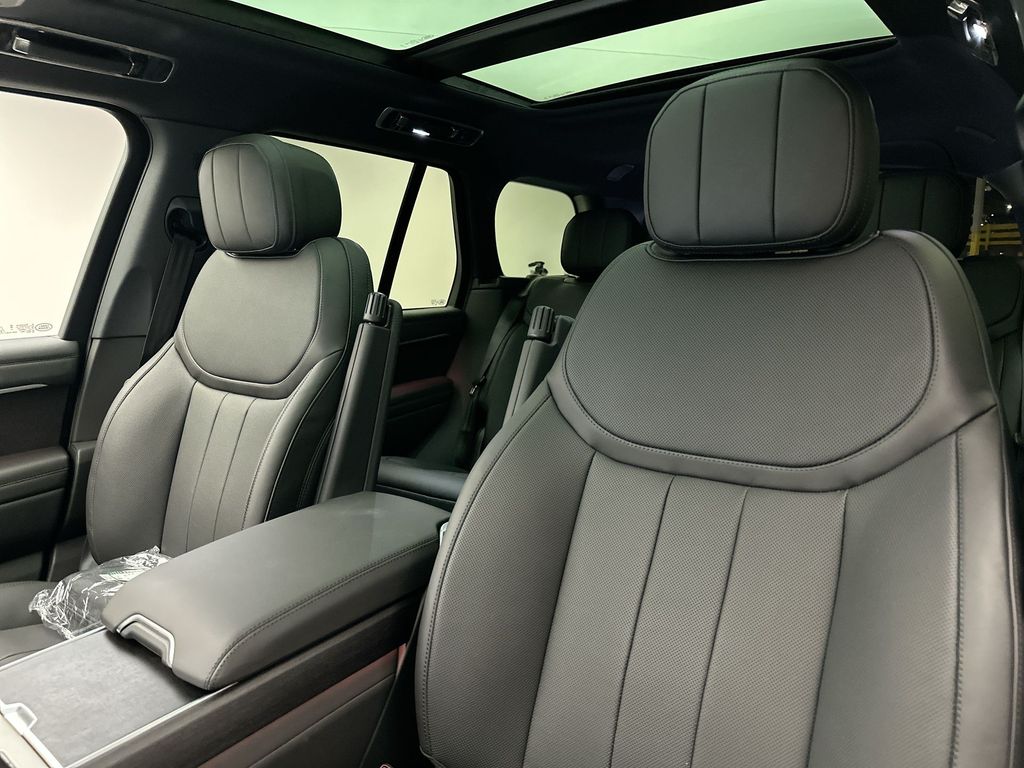 2025 Land Rover Range Rover SE photo 9