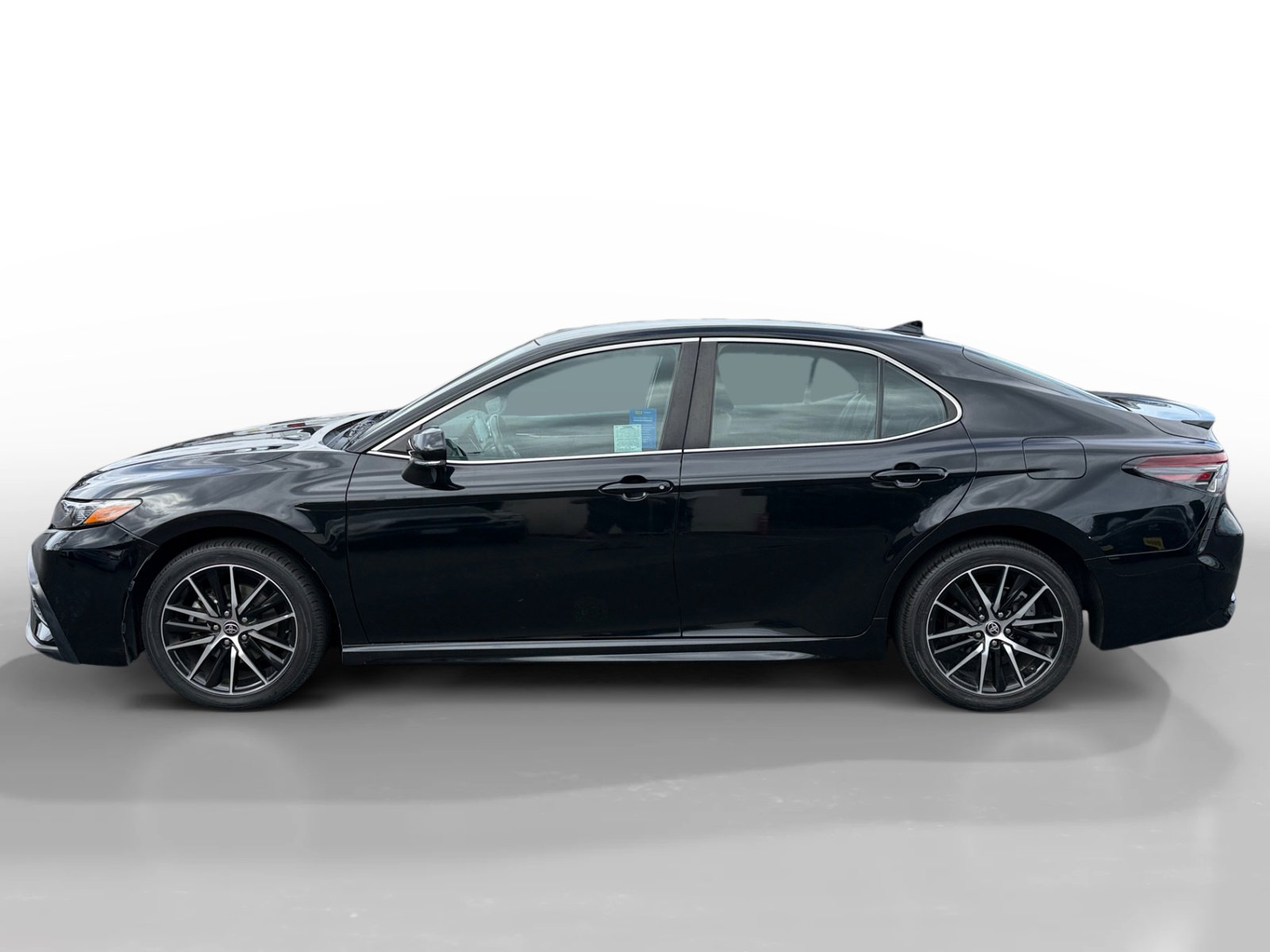 2022 Toyota Camry SE photo 2