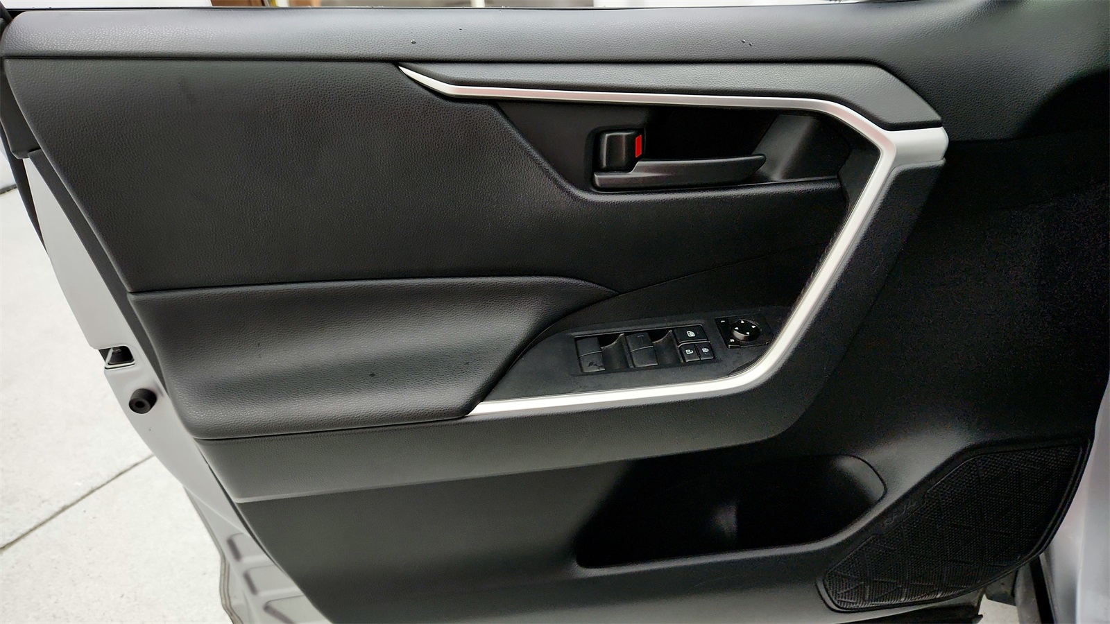 2019 Toyota RAV4 LE photo 32