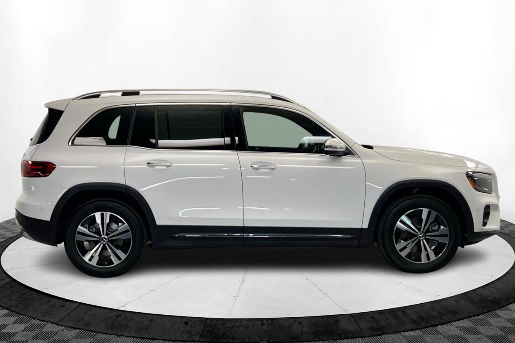 2026 Mercedes Benz GLB 250 4MATIC photo 6
