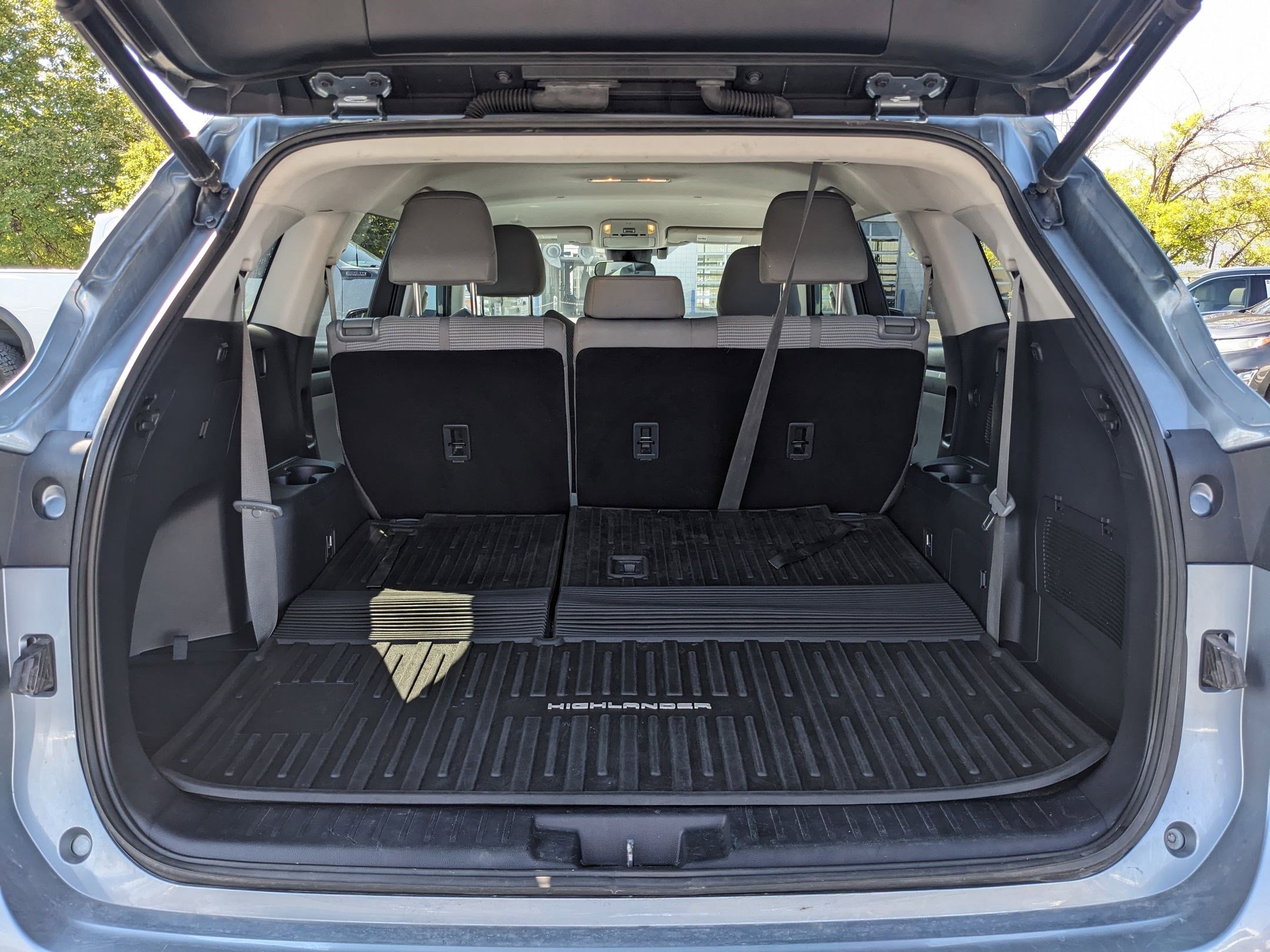 2021 Toyota Highlander Hybrid LE photo 26