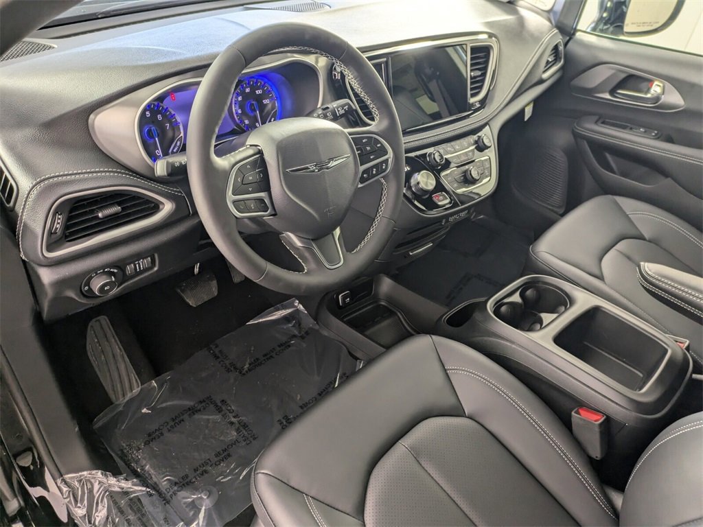 2025 Chrysler Pacifica photo 2