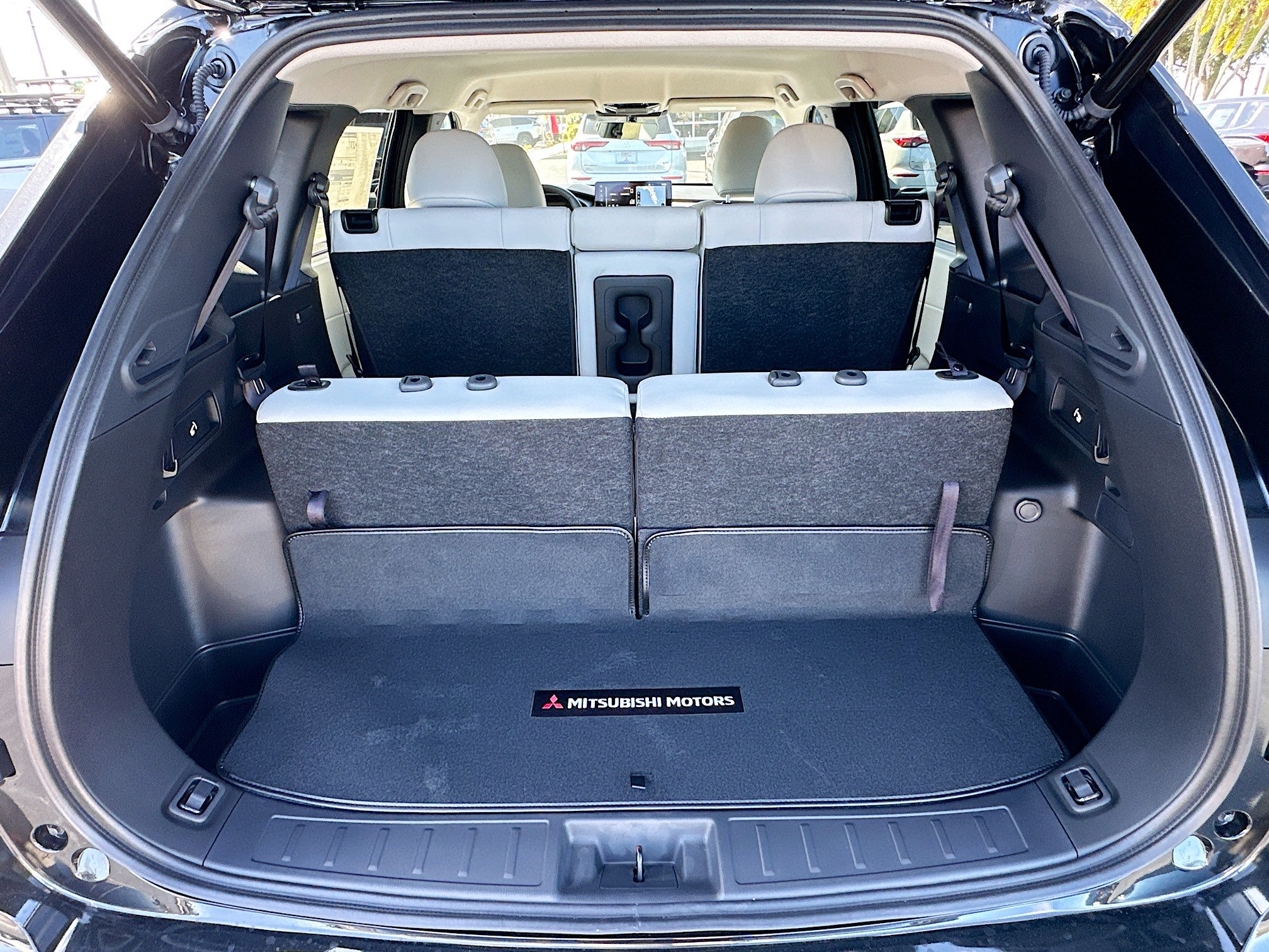 2025 Mitsubishi Outlander SE photo 4