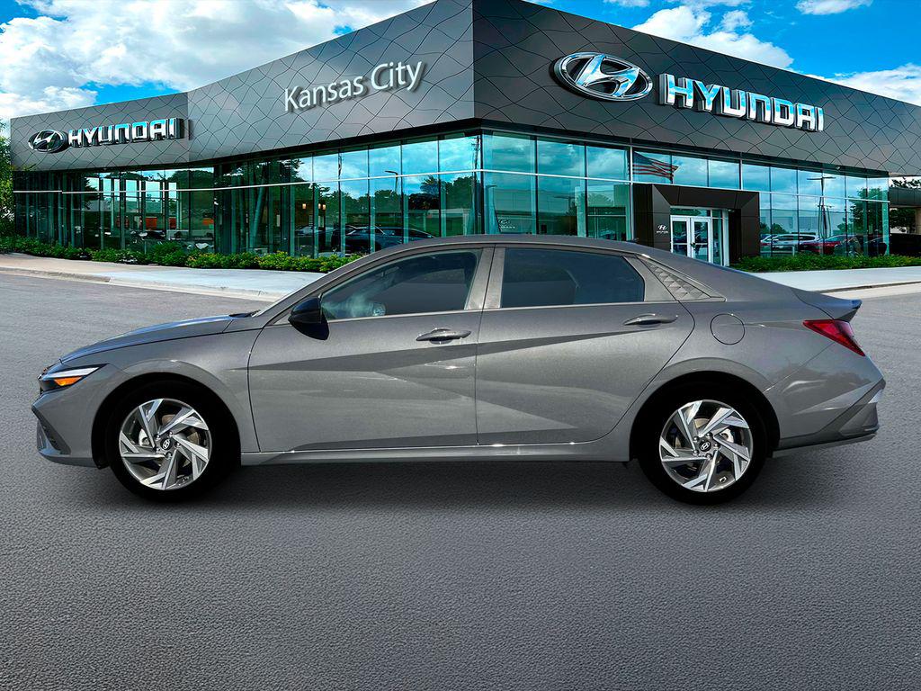 2025 Hyundai Elantra SEL Sport photo 2