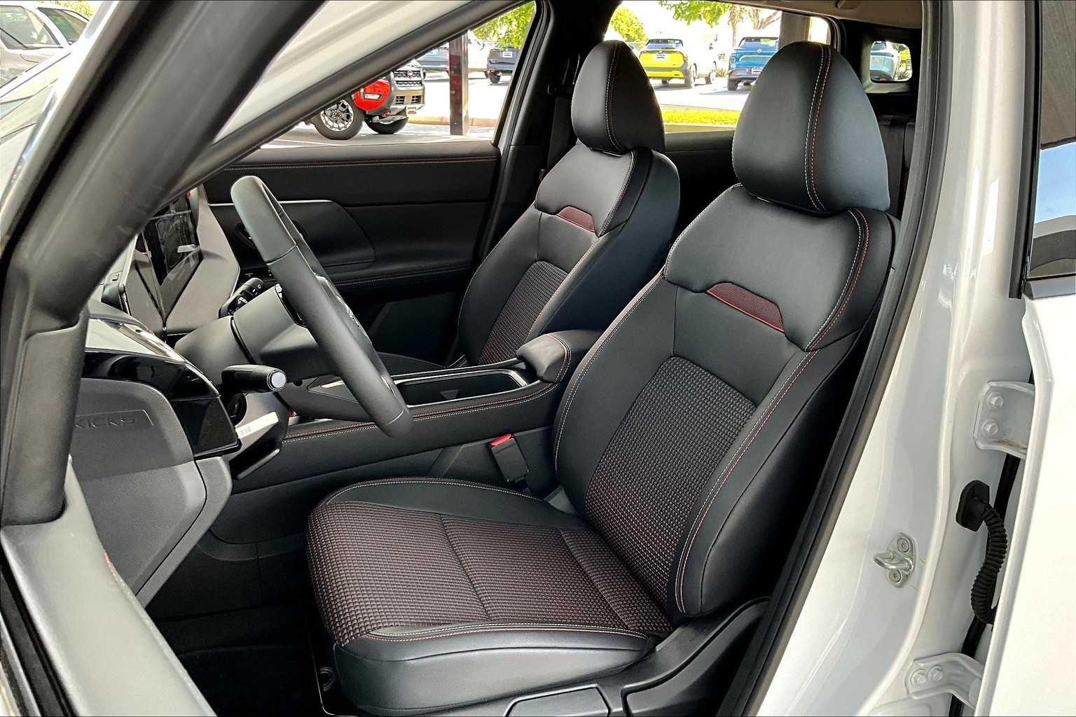 2025 Nissan Kicks SR photo 9