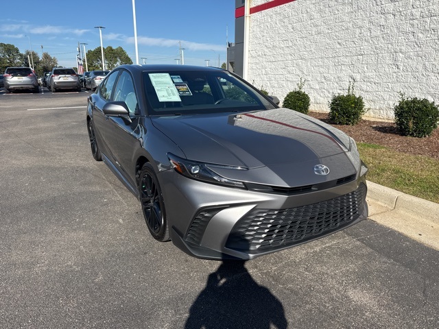 2025 Toyota Camry SE's photo