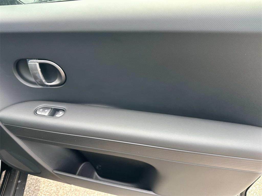 2025 Hyundai Ioniq 5 SE photo 6