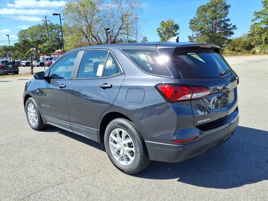 2022 Chevrolet Equinox LS photo 2