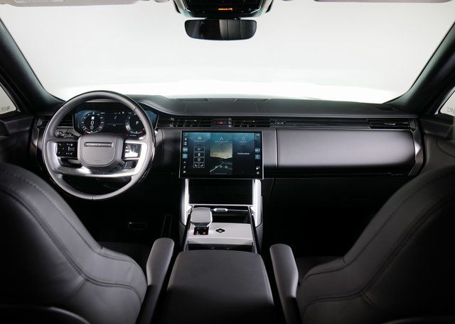 2025 Land Rover Range Rover SE photo 3