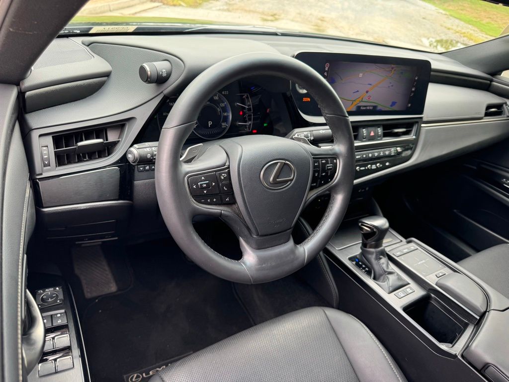 2022 Lexus ES 300h photo 2