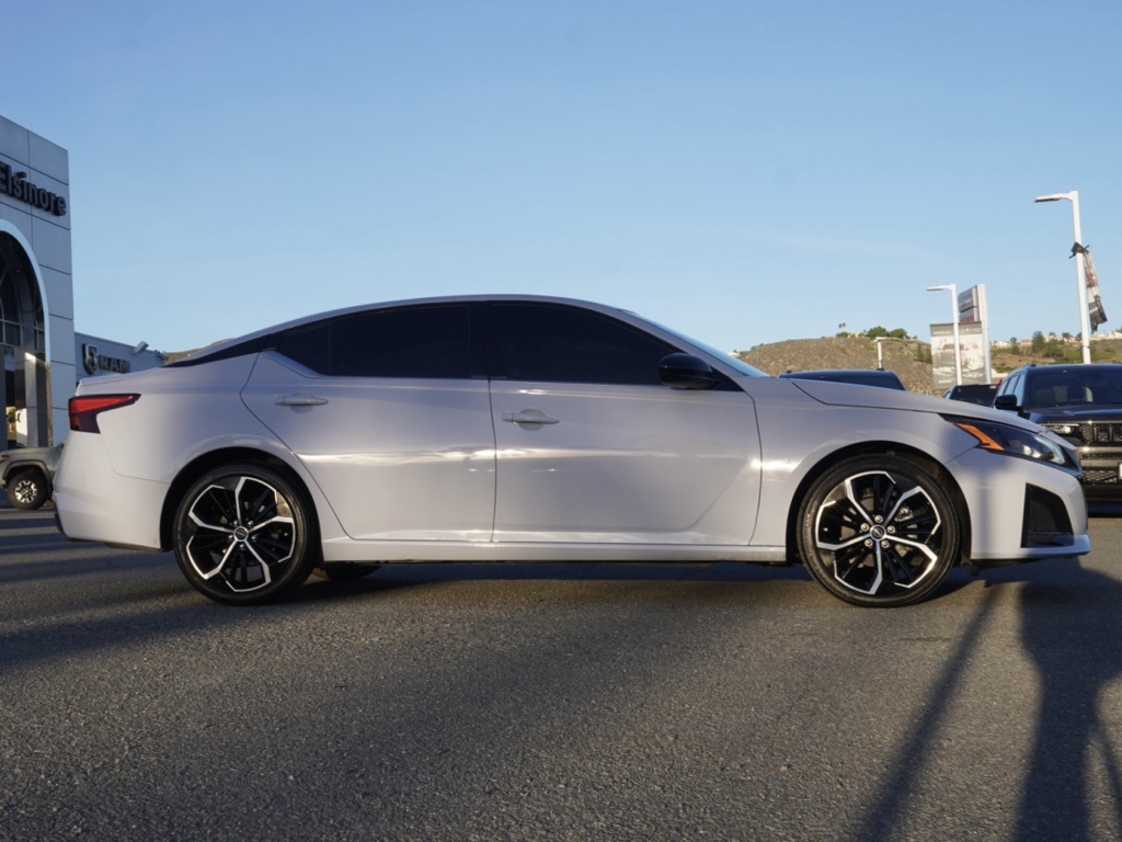 2024 Nissan Altima 2.5 SR photo 2