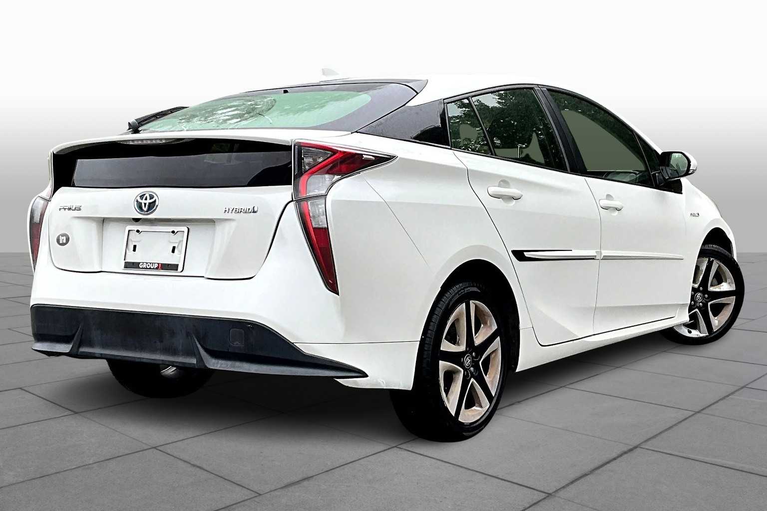 2016 Toyota Prius Three Touring photo 12