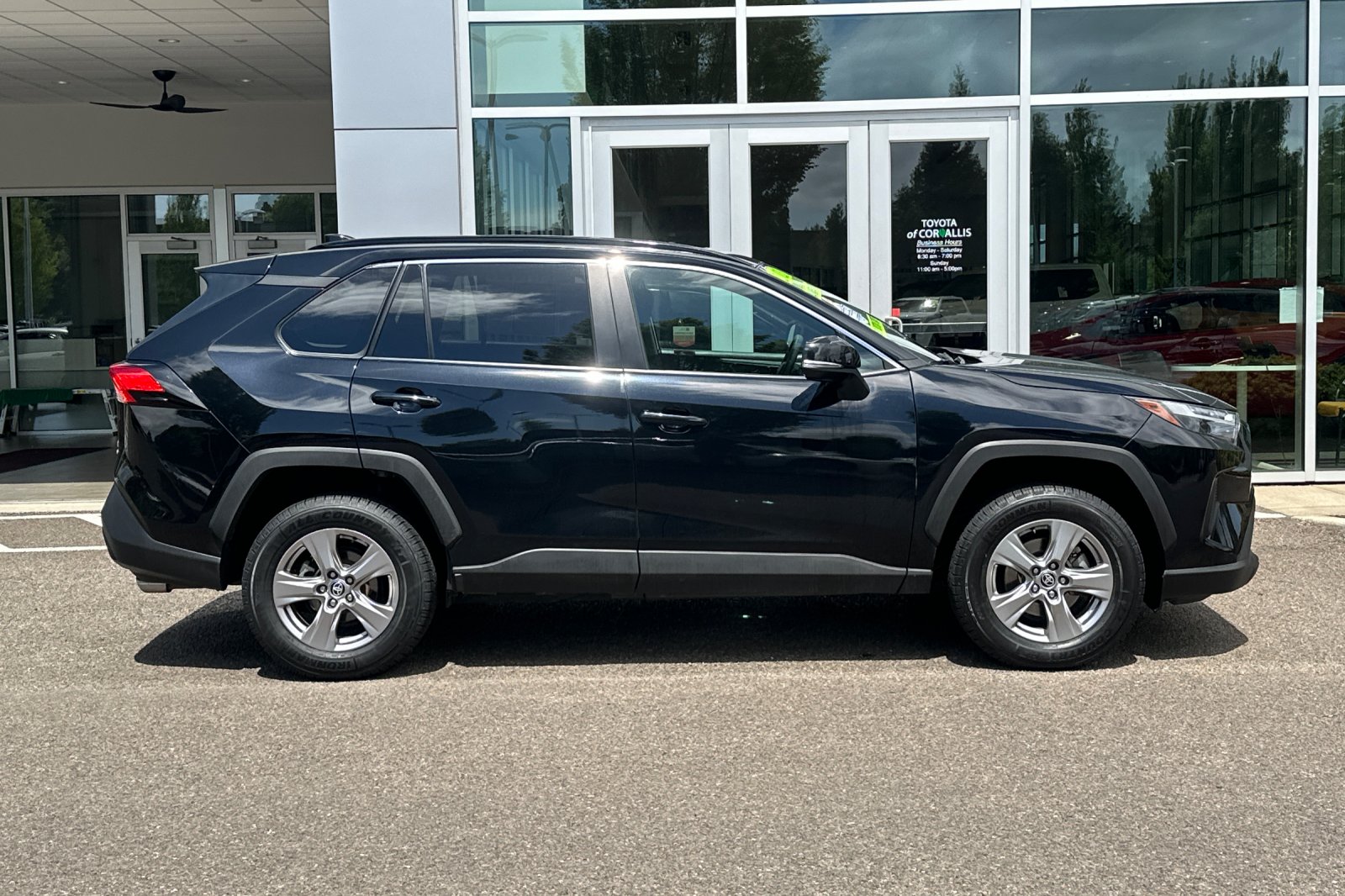 2023 Toyota RAV4 XLE photo 3