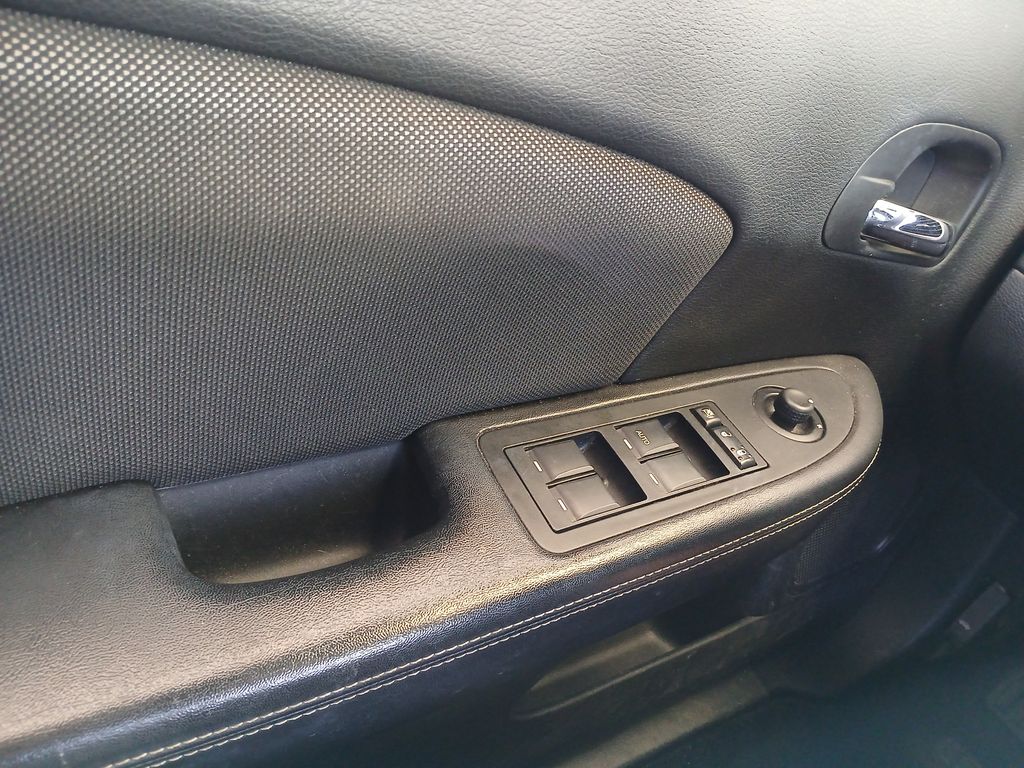 2013 Dodge Avenger SE photo 22