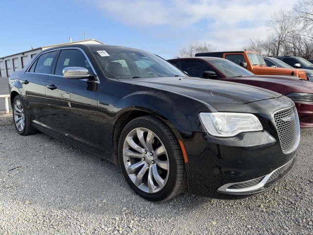 2018 Chrysler 300 Touring's photo